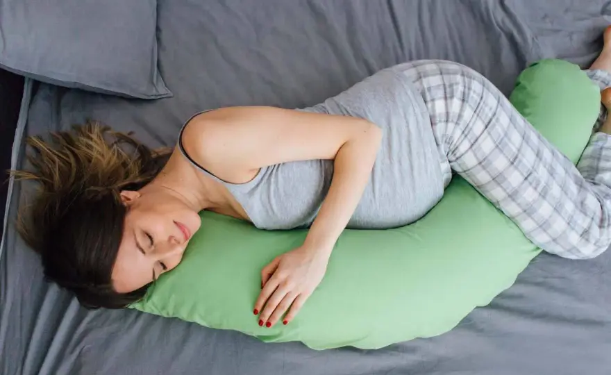 Come dormire in gravidanza senza stress - posizioni e cuscini