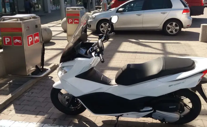 Czy motocykl płaci za parking? Sprawdź zasady postoju