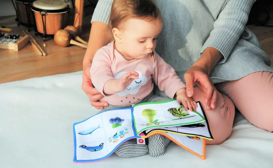 Od kiedy czytać dziecku bajki? - Dowiedz się, jak zacząć od urodzenia