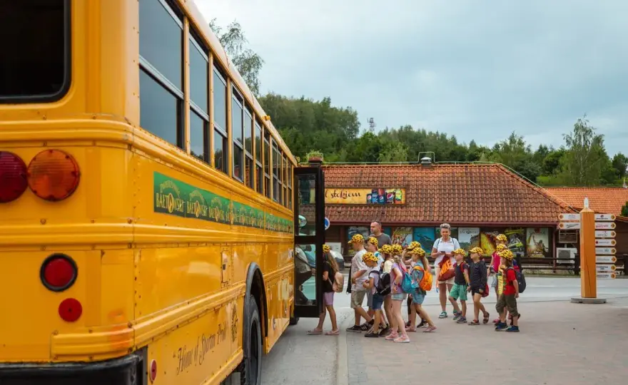 Co powinna robić opiekunka w autobusie, aby zapewnić bezpieczeństwo dzieci?