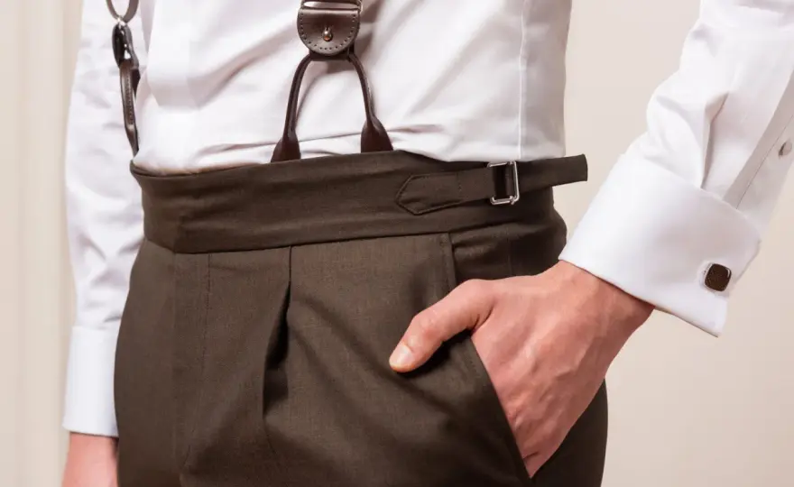 Otwarta struktura materiału w męskiej modzie - Jak ją nosić?