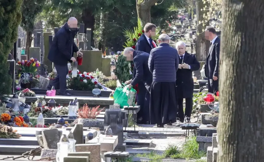 Kaczyński na cmentarzu: kiedy, dlaczego i co wywołało burzę?