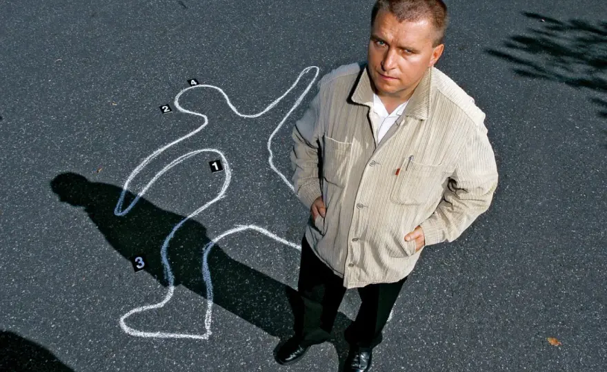 Jak stworzyć wiarygodny portret psychologiczny postaci w kryminale?
