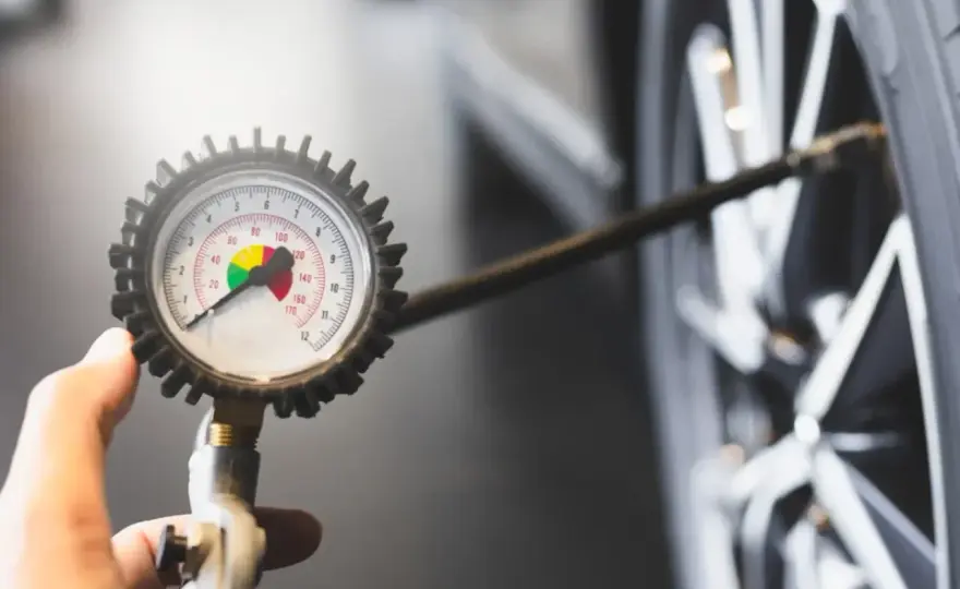Czujniki ciśnienia TPMS - jak działają i co zrobić po wymianie koła?