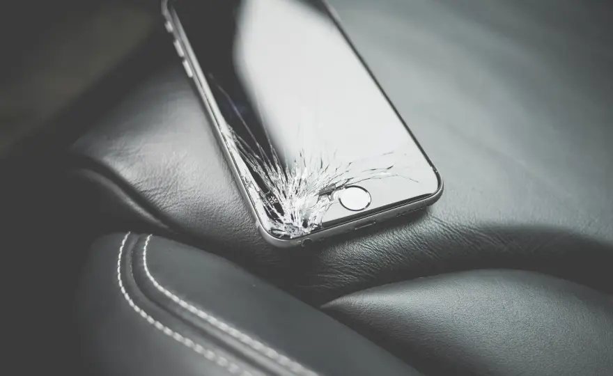 Rozbity ekran telefonu we śnie: co oznacza i jak go interpretować?