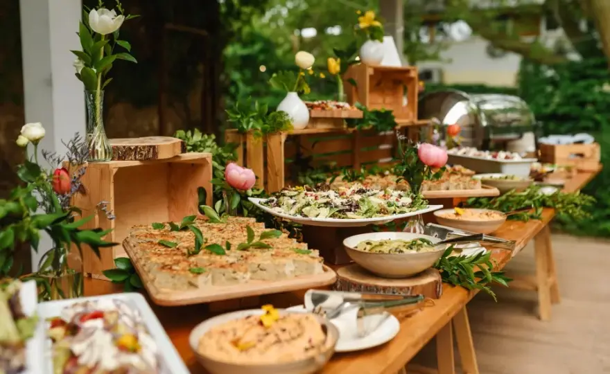 Ile kosztuje catering na 60 osób? Zobacz, jak uniknąć wysokich kosztów