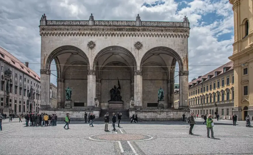 Odeonsplatz München - Mehr als nur ein Fotostopp?