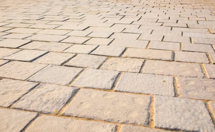 Czym fugować kostkę brukową? Poznaj najlepsze materiały i techniki