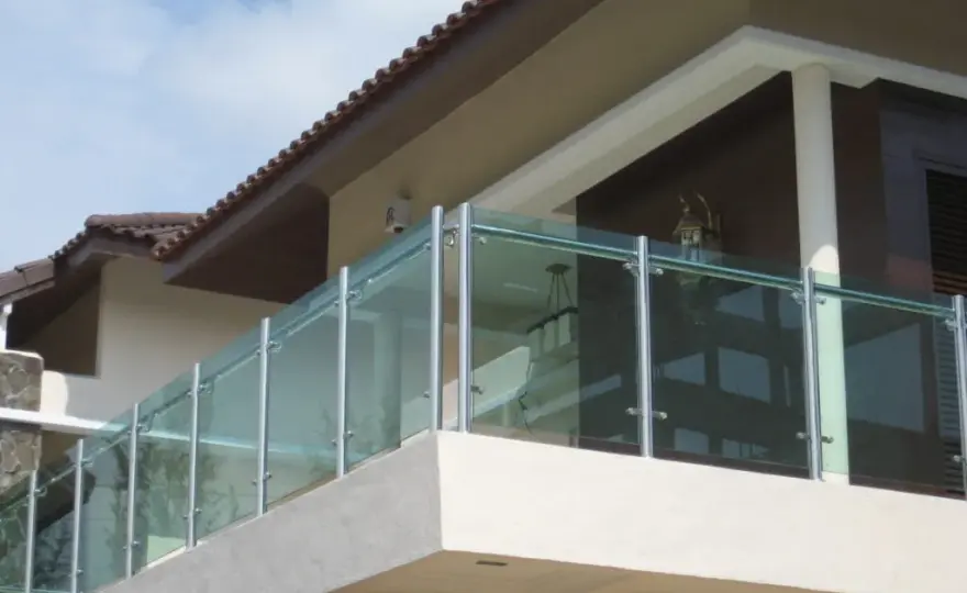 Balustrady szklane na balkon: Elegancja i bezpieczeństwo w domu