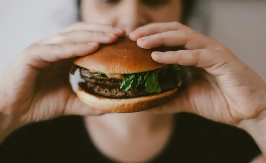 McRoyal kcal - Ile kalorii ma burger i jak wpasować go w dietę?