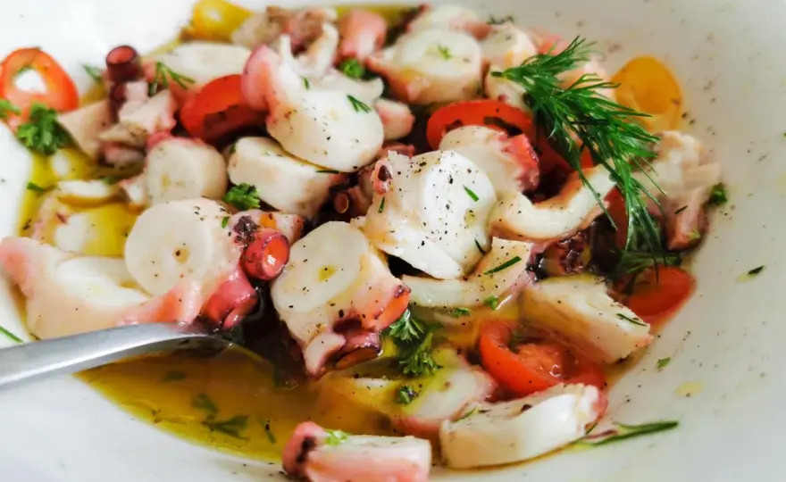 Pulpo Salat - So gelingt der Klassiker zart & aromatisch