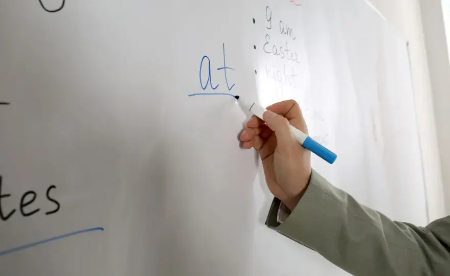 Over in inglese - significato, usi ed errori da evitare