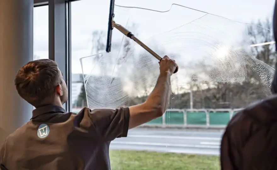 Jak myć okna ściągaczką bez smug? Poradnik krok po kroku