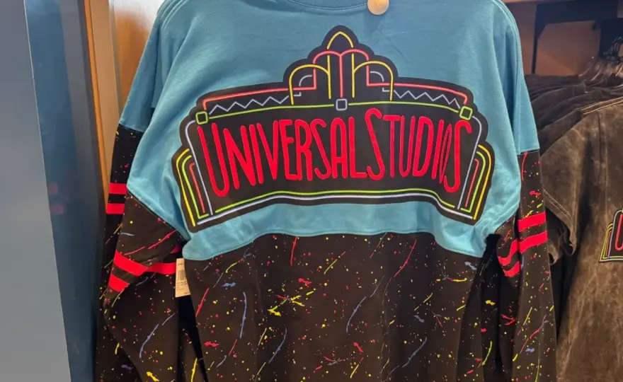 Longsleeve - co to? Uniwersalna koszulka z długim rękawem