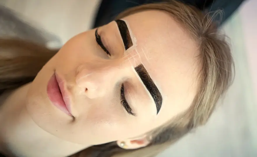 Grube brwi - jak je stylizować, by wyglądały naturalnie?