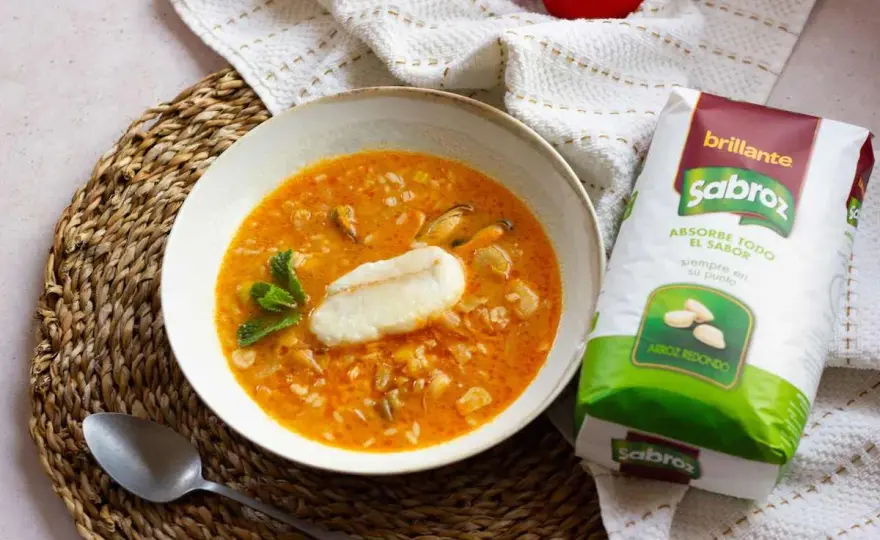 Sopa de pescado con arroz sencilla y sabrosa