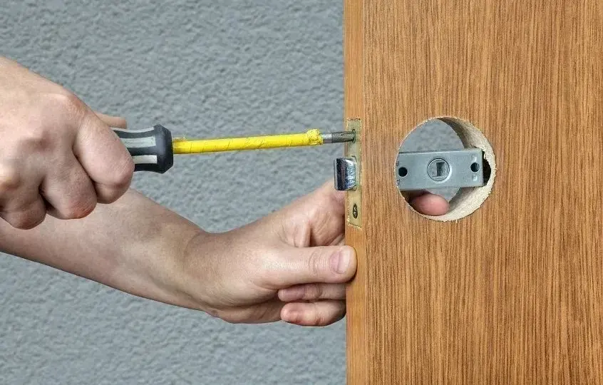 Montaż zamka w drzwiach: Poradnik DIY. Zmień zamek bez fachowca!