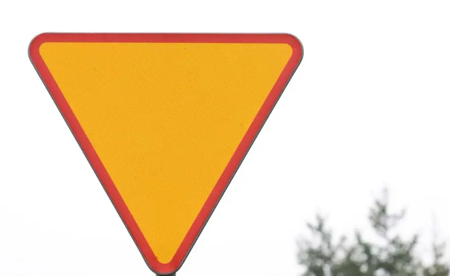 Znak A-7 ustąp pierwszeństwa - Jak jechać bezpiecznie?