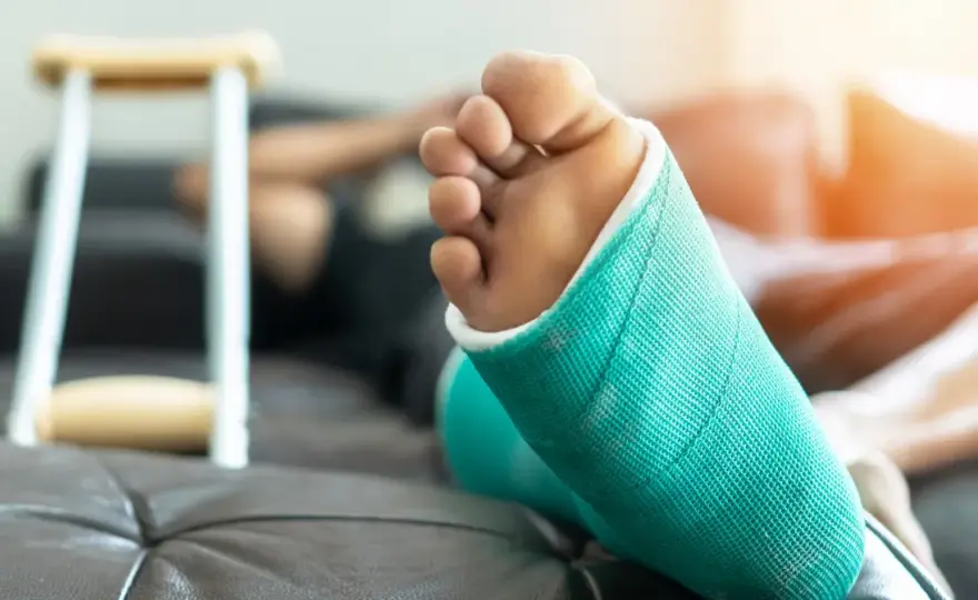 Otwarte złamanie nogi - pierwsza pomoc, leczenie i rehabilitacja