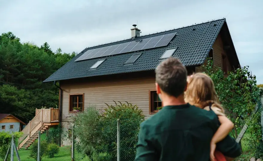 Do czego służy bezpiecznik? Zrozum, jak chroni Twój dom i PV