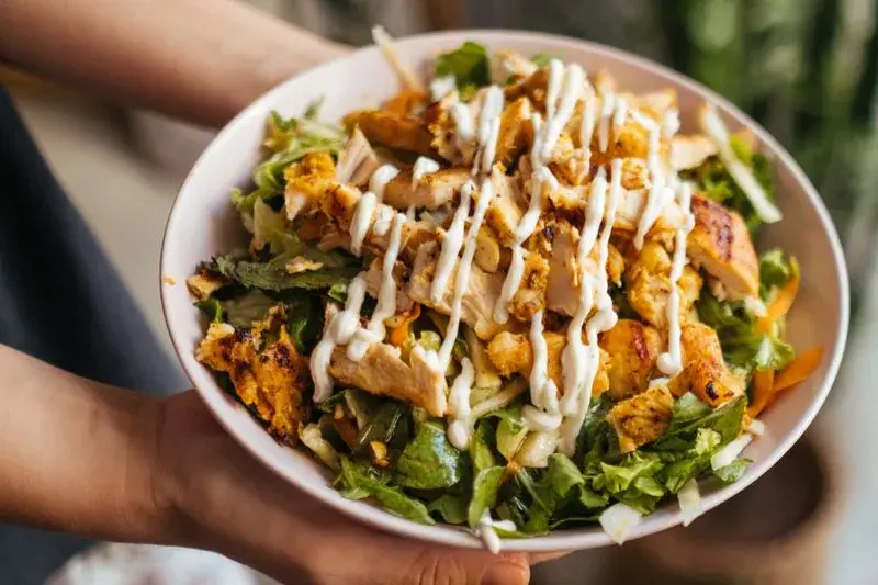 Jak zrobić sałatkę kebab, która zachwyci Twoich gości i jest prosta w przygotowaniu
