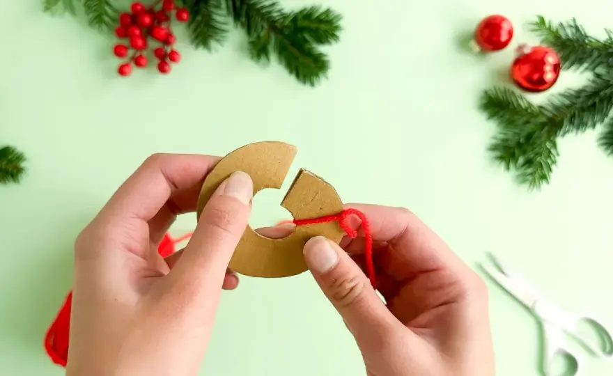 Pompons zu Weihnachten basteln - einfache Ideen für Kinder