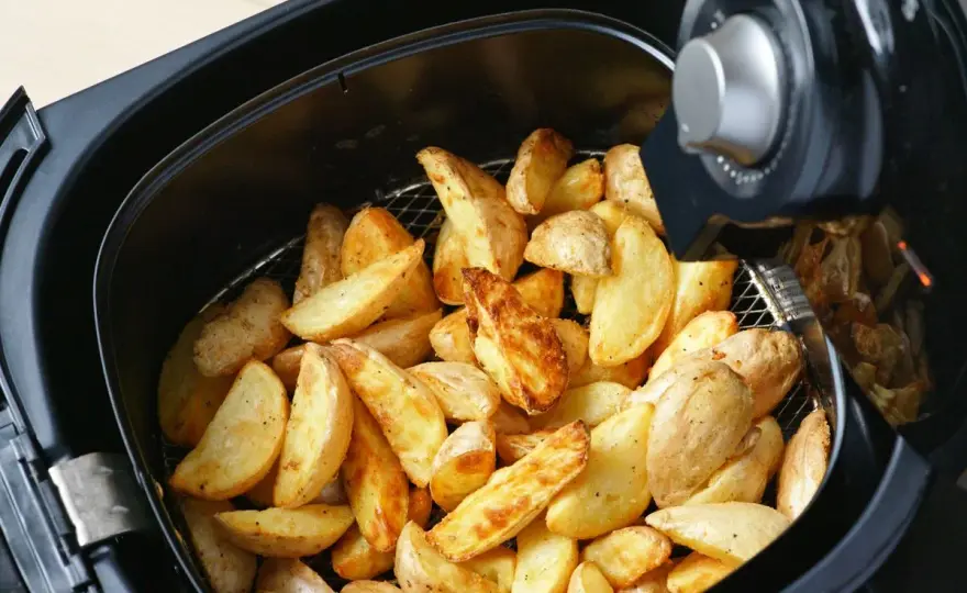 Patate in friggitrice ad aria - croccanti fuori e morbide dentro