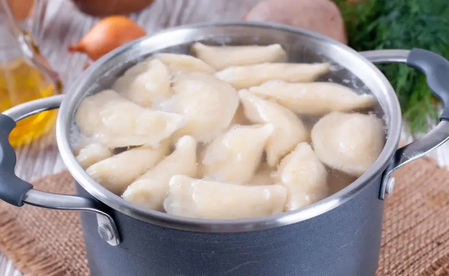 Jak długo gotować pierogi? Czas, który gwarantuje sukces