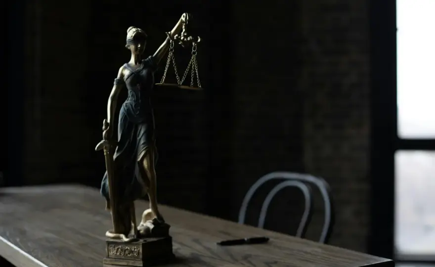 Kradzież tożsamości i wyłudzenia danych – jak się chronić i co grozi za takie przestępstwa?