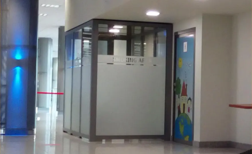 Czy na lotnisku w Pyrzowicach jest palarnia dla pasażerów?