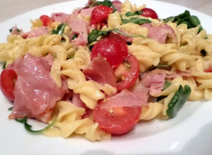Przepyszny makaron z rukolą i szynką parmeńską - łatwy przepis