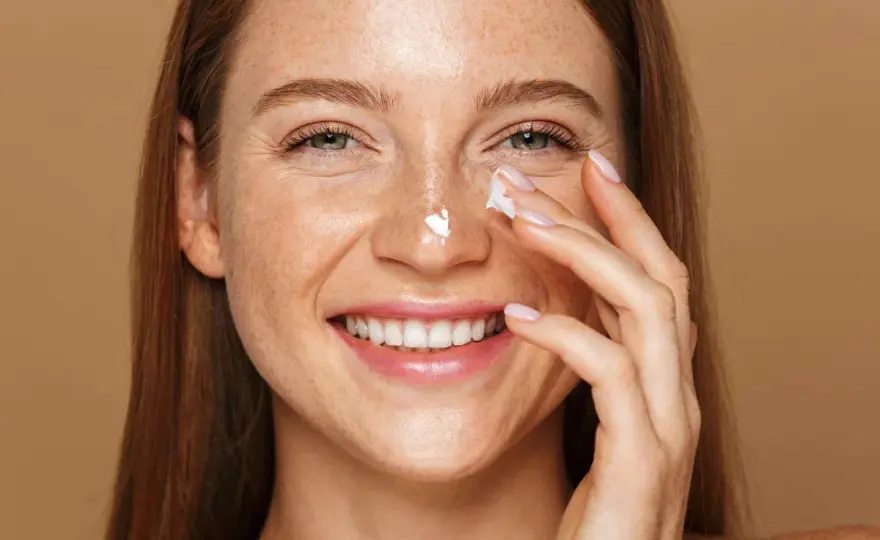 Retinol a słońce - jak używać go latem bez podrażnień