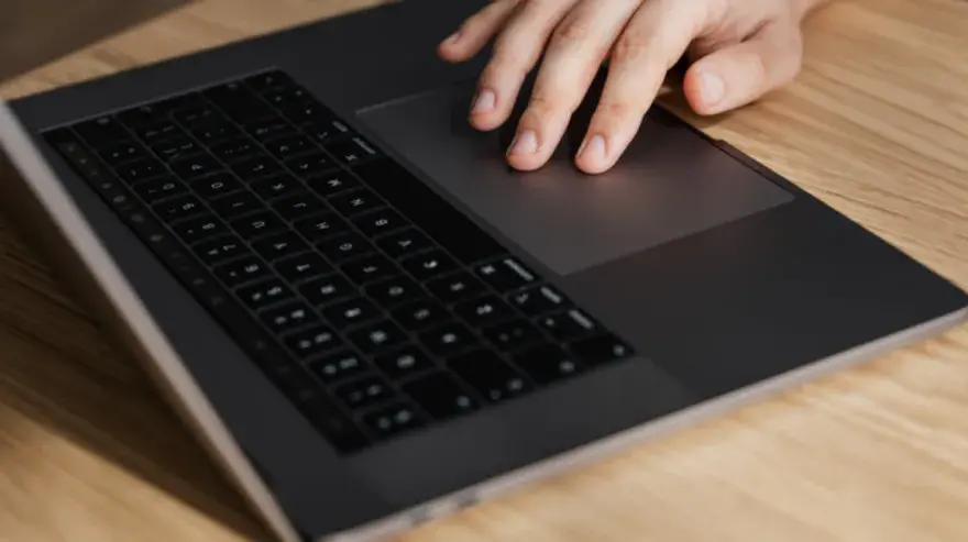 Jak znaleźć kursor w laptopie – proste sposoby na szybkie rozwiązanie problemu