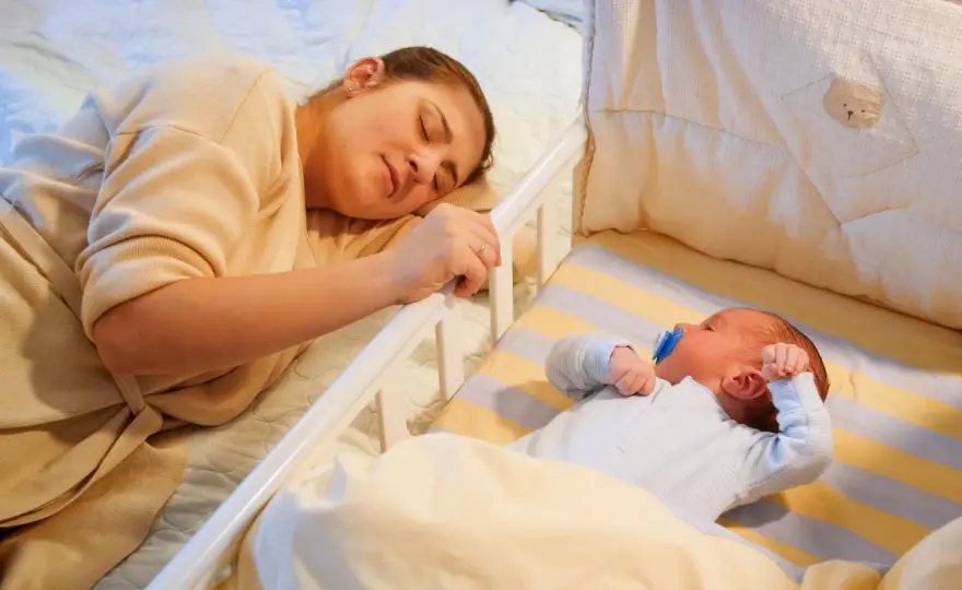Bambino di 2 anni si sveglia piangendo - cosa significa?