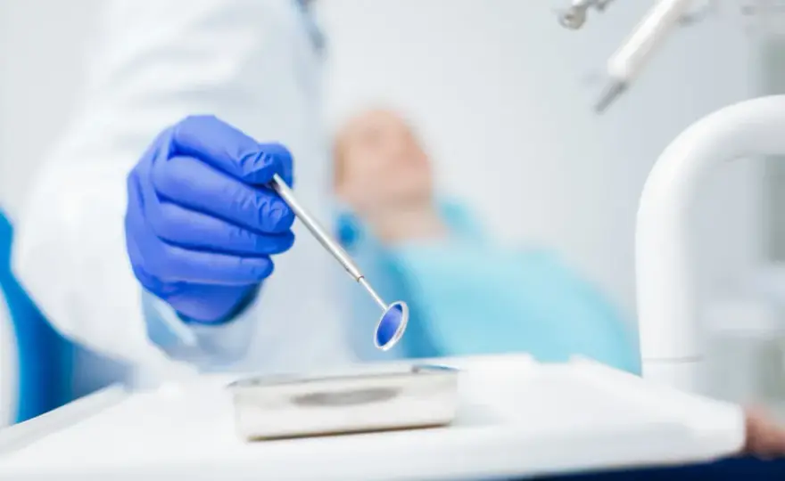Ból dziąseł w ciąży: bezpieczne domowe sposoby i kiedy iść do dentysty