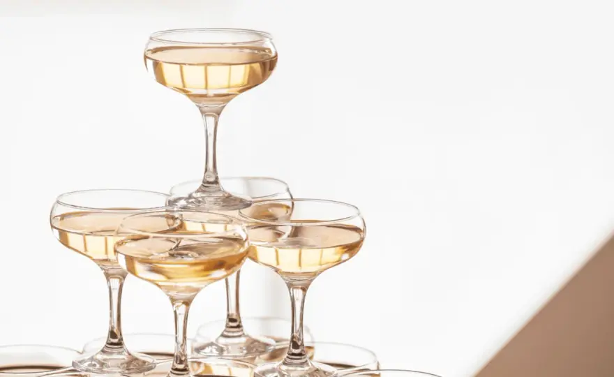 Pyramide de champagne réussie - Le guide ultime pour un effet waouh