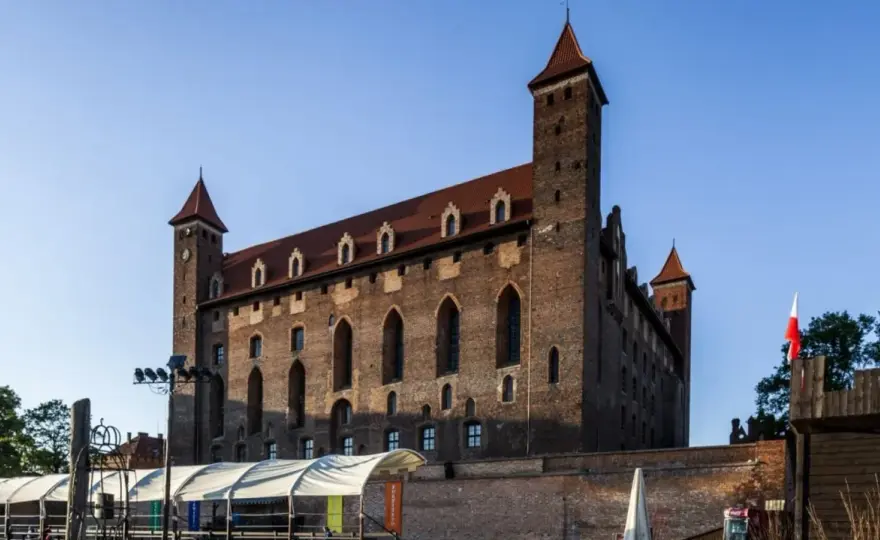 Zamek w Gniewie - Czy to tylko ruiny? Poznaj jego historię!
