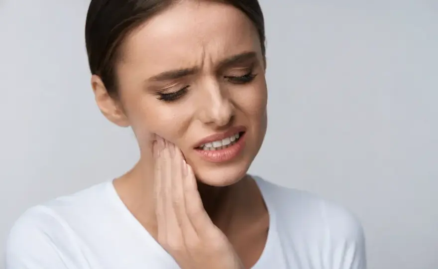 Dolore alle gengive? Rimedi, cause e quando andare dal dentista