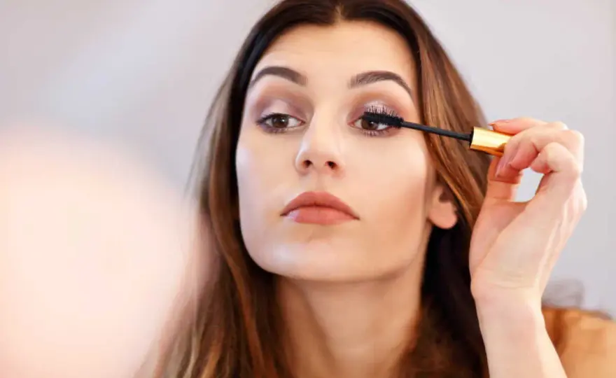Comment mettre du mascara sans paquets ni bavures ?