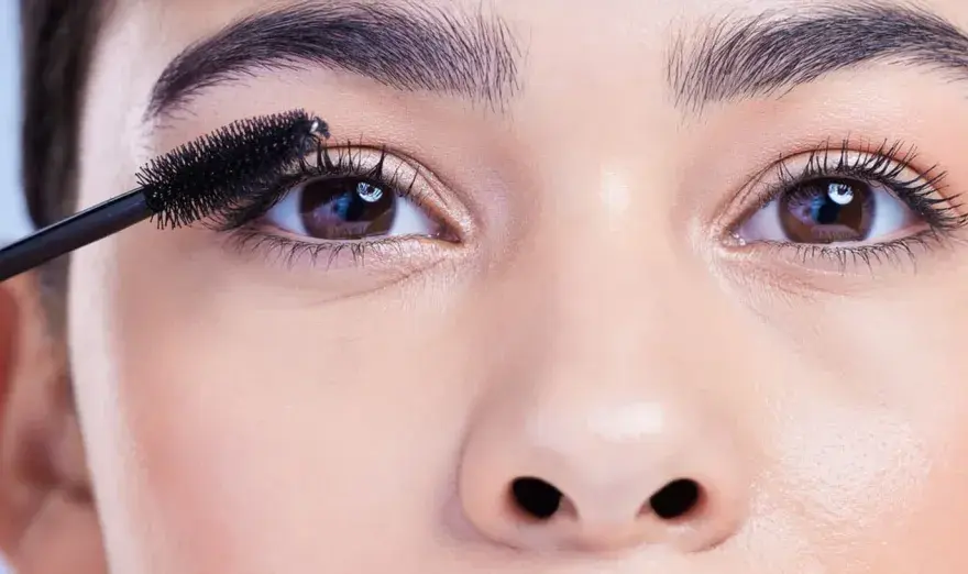 Runde Augen schminken - So betonst oder streckst du sie perfekt