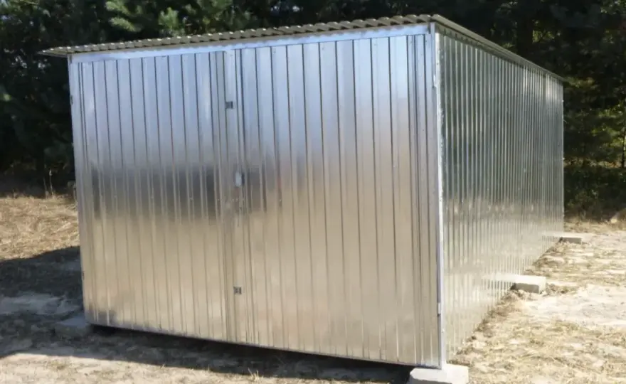 Garaż blaszany: zgłoszenie czy pozwolenie? Sprawdź przepisy!