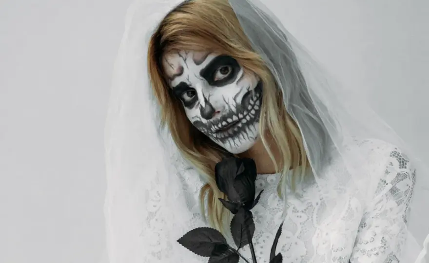 Horror Braut Make-up: Gruselige Looks Schritt für Schritt