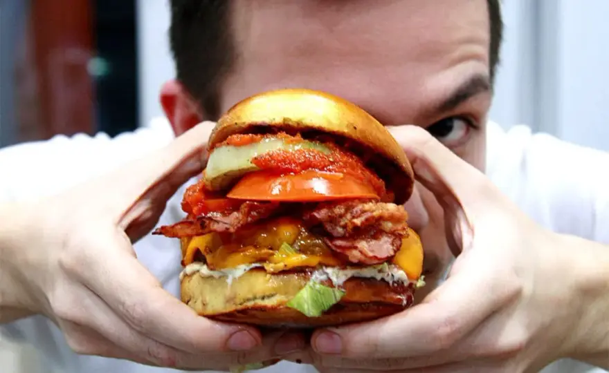 Jak podgrzać hamburgera w piekarniku, by był soczysty i ciepły