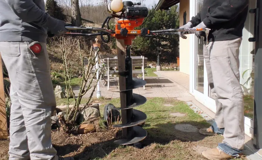 Erdhandbohrer im Garten richtig einsetzen - Größe, Boden, Technik