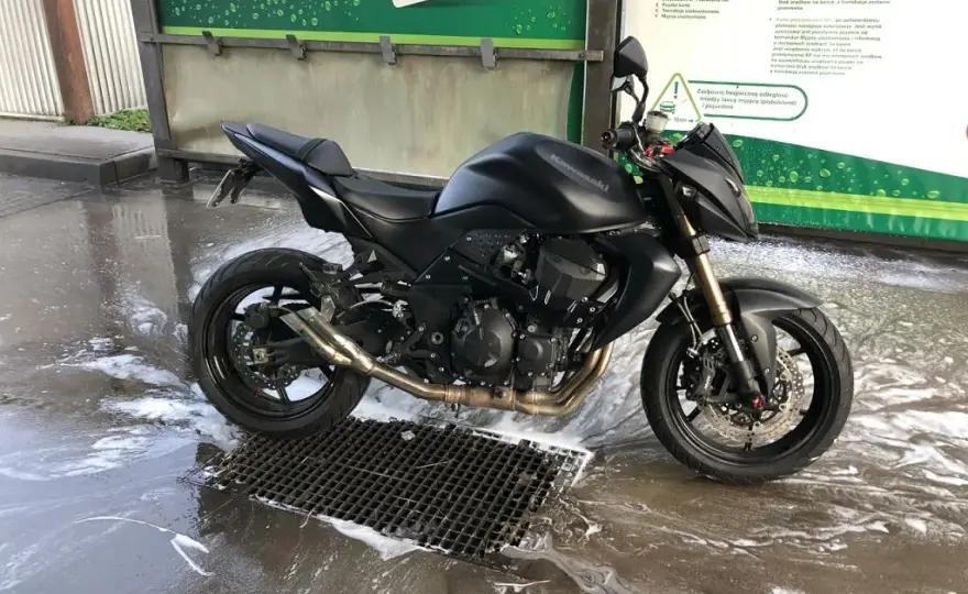 Mycie motocykla na myjni: jak nie zniszczyć maszyny? Poradnik.