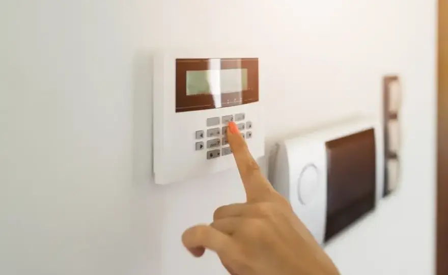 Alarm do mieszkania w bloku: Wybierz idealny system i zyskaj spokój