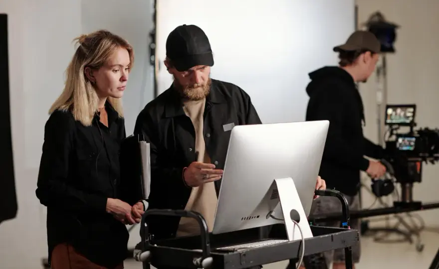 Produkcja filmów reklamowych Warszawa – jak wybrać studio, które dowiezie efekt?