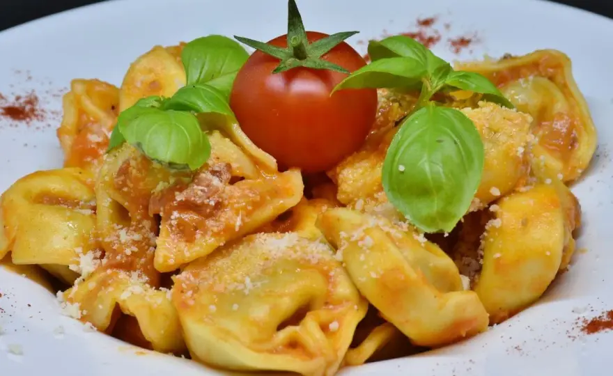 Jak podawać tortellini - Poznaj włoskie zasady idealnego dania
