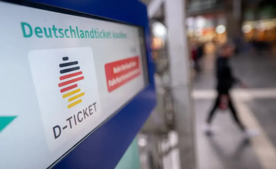 Deutschlandticket pausieren - So sparst du Kosten!