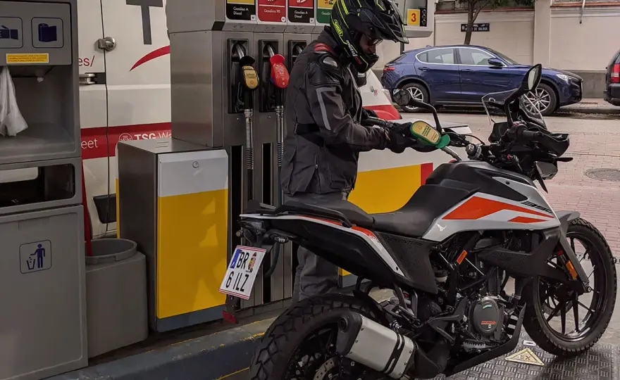 ¿Qué gasolina usa tu moto 125? Guía definitiva 95 vs 98